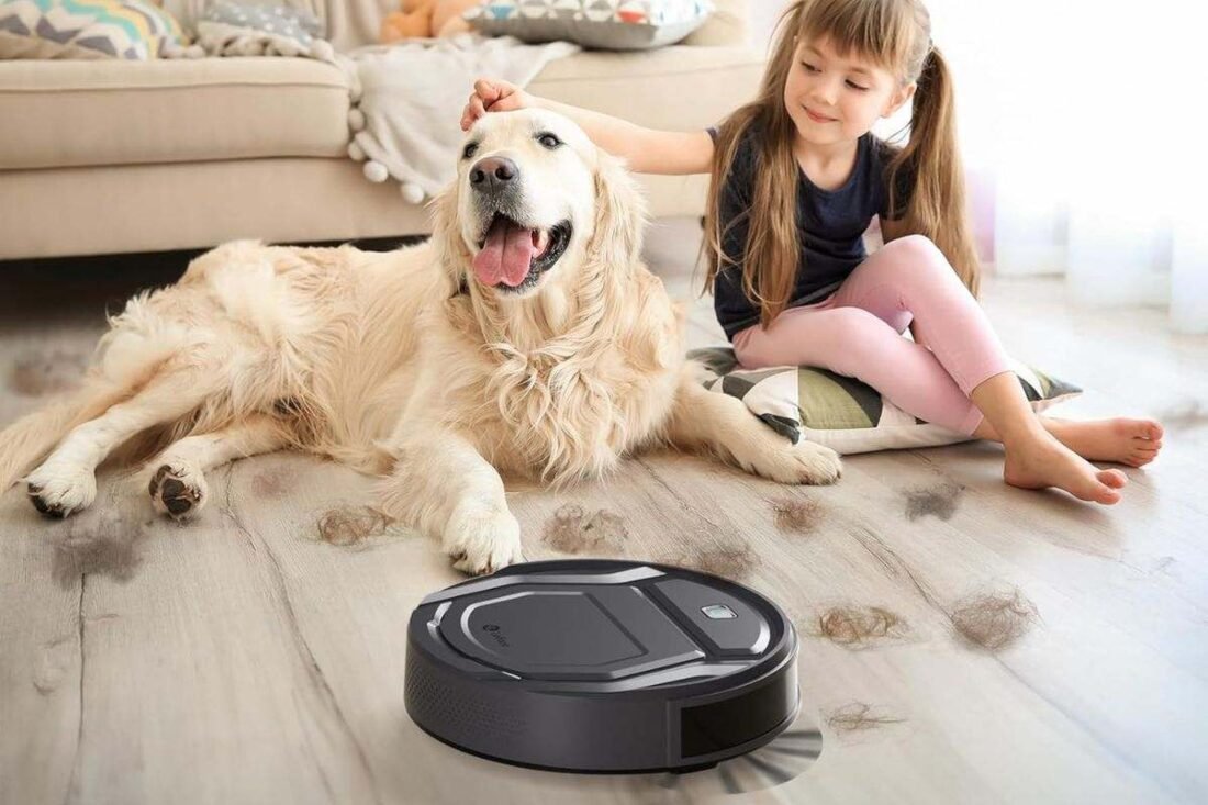 Robot aspirador recogiendo pelo y pelusa de perro y humano