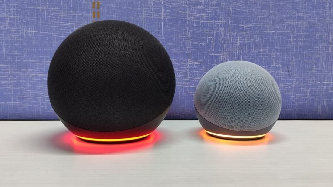 Asistentes inteligentes Alexa con luces de color rojo y naranja