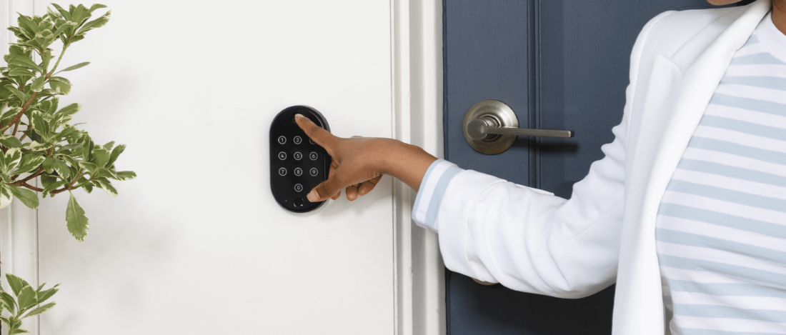 Banner_noticia_Keypad Mujer tecleando en una cerradura inteligente
