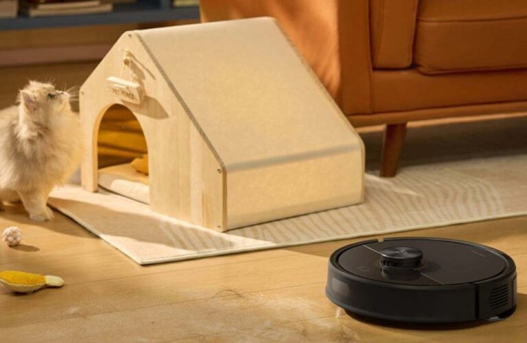Robot aspirador cerca de mascota