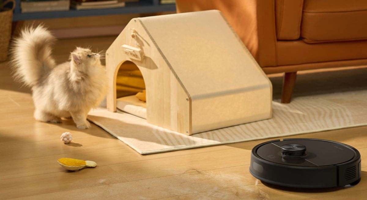Robot aspirador cerca de mascota