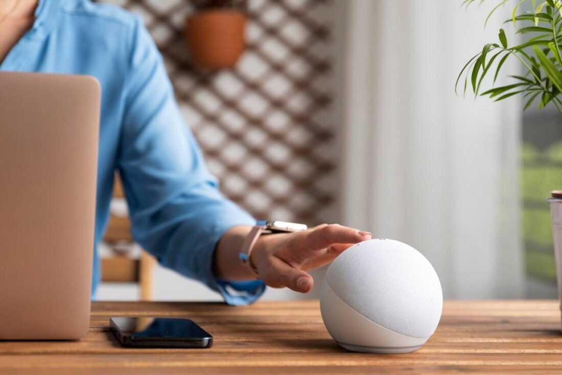 Altavoz inteligente al lado de una persona en el salón
