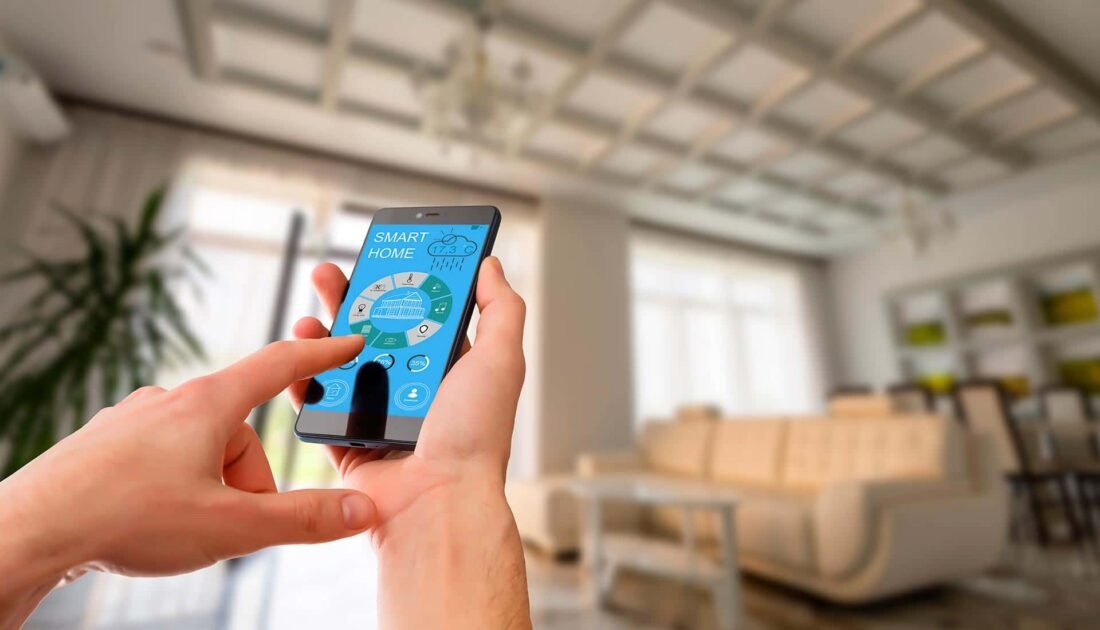 im-blog-1920x1100-06-copia Persona creando rutina de objetos inteligentes del hogar