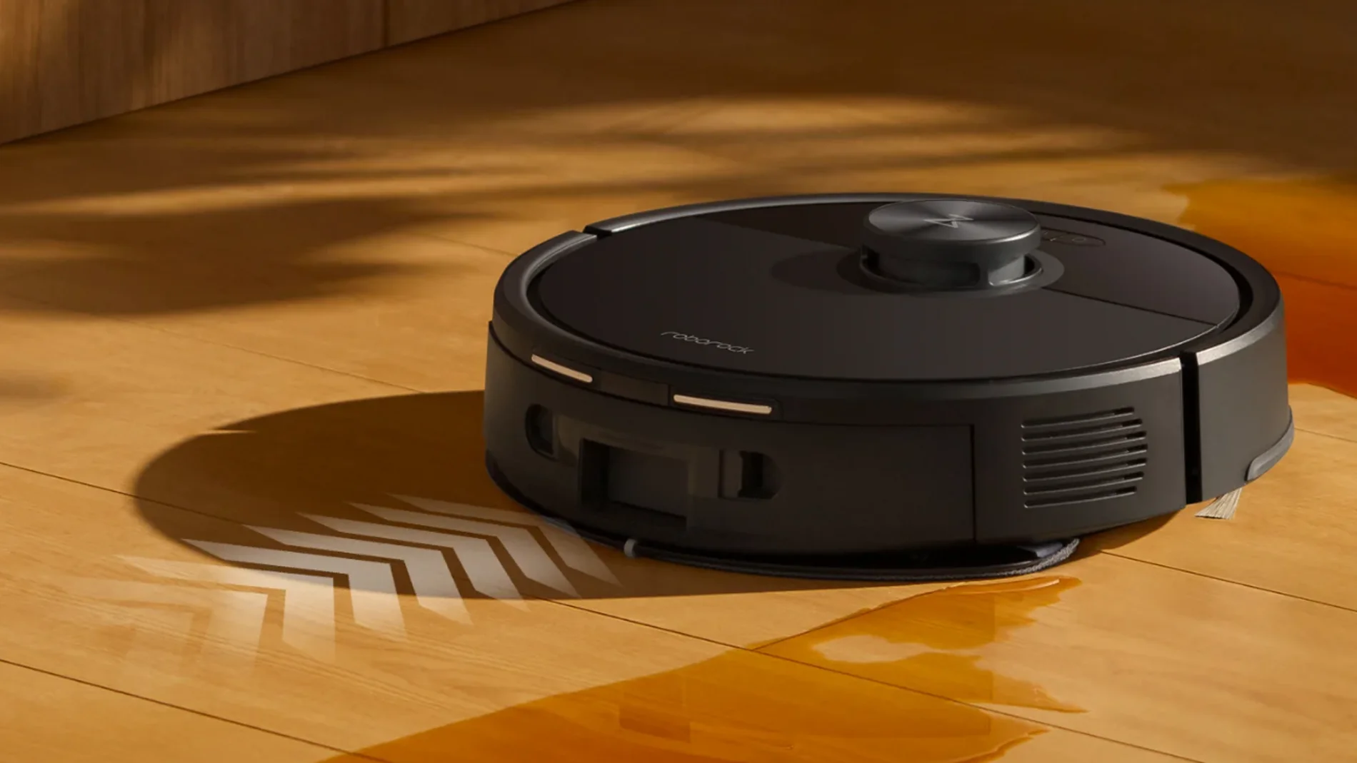 Robot aspirador aspirando y moviéndose