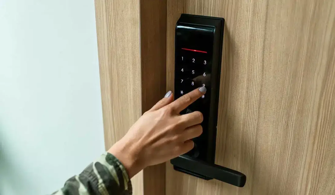 puerta-cerradura-inteligente-electronica-smart Persona poniendo código en una cerradura inteligente