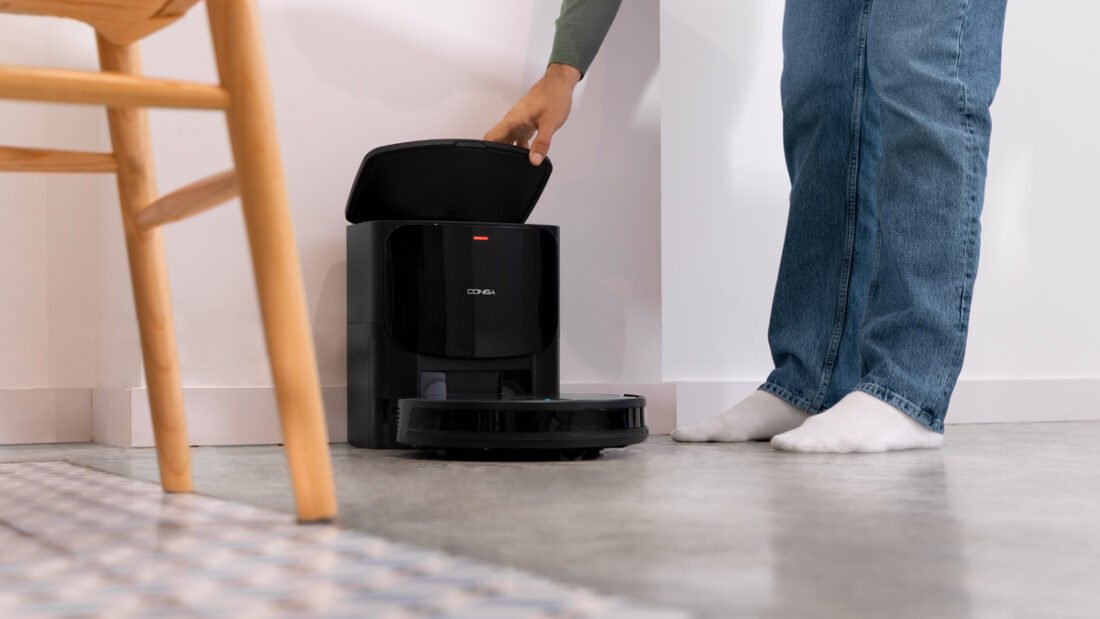 Tamaño de la base de un robot aspirador con autovaciado en un salón