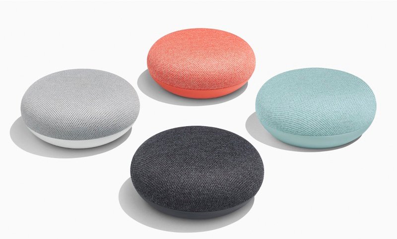 Comparativa visual de altavoces inteligentes Google Home vs Alexa en una estantería
